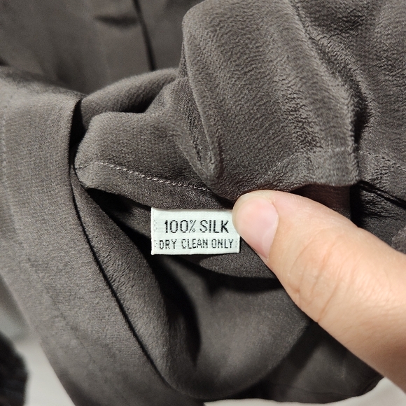 Elegant Silk Keyhole Blouse with Beading by Oleg Cassini - Picture 6 of 8